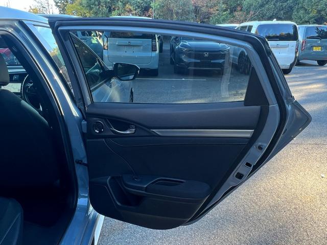 シビック ハッチバック　ギャザズナビ／センシング／シートヒーター／禁煙車／運転席助手席パワーシート／コンビシート／ブラインドスポット／純正１８ＡＷ／ＬＥＤヘッドライト／オートリトラミラー／電子パーキング／スマートキー（49枚目）
