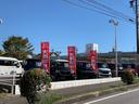 国道沿いに新車も展示しております。
