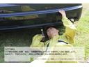リア部の骨格に損傷・修正・交換跡がないかライトを使用し入念に確認します。合わせて、下回りのサビ・突き上げ等の見えづらい部分の確認もします。