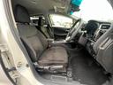 足元もゆったりで長時間の運転も疲れにくいフロントシートです。