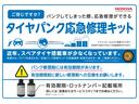 近年スペアタイヤ搭載車両が少なくなっておりますが、スペアタイヤレス車両にはパンク修理キットも搭載をしております。点検時に期限が切れたものは交換をしております。