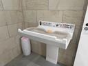 女性トイレにはおむつ交換台も完備しておりますので、小さなお子様がいらっしゃるお客様も安心してご来店ください。