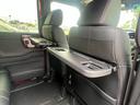 シートバックテーブルも標準装備でございます。車内での軽食などにも大変便利です。