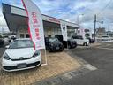 国道沿いにはたくさんの新車を展示しております。