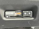 有料道路をキャッシュレスで通行できるETC車載器付きです。運転席足元に設置されています。ETCセットアップ費用は含まれておりません。別途必要となります。