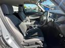 足元もゆったりで長時間の運転も疲れにくいフロントシートです。