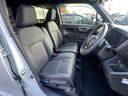 足元もゆったりで長時間の運転も疲れにくいフロントシートです。