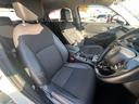 足元もゆったりで長時間の運転も疲れにくいフロントシートです。