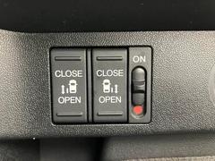 【両側電動スライドドア】運転席よりボタン一つで開閉可能なスライドドアです。雨の日のお迎えの時など役立ちますね。 6