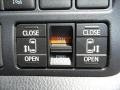 【両側電動スライドドア】運転席よりボタン一つで開閉可能なスライドドアです。雨の日のお迎えの時など役立ちますね。 5