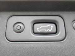 【電動リアゲート】ボタンひとつで大きなゲートも簡単に開閉可能です。高級車ならではの装備は嬉しいですね。 6