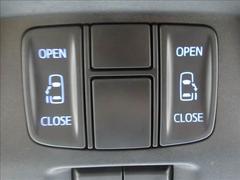 【両側電動スライドドア】運転席よりボタンひとつで開閉可能なスライドドアです。雨の日のお迎えなどに役立ちますね。 5