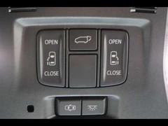 【両側電動スライドドア】運転席よりボタンひとつで開閉可能なスライドドアです。雨の日のお迎えの時など様々な場面で非常に便利ですよね♪ 7