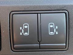 【両側電動スライドドア】運転席よりボタンひとつで開閉可能なスライドドアです。雨の日のお迎えなどに役立ちますね。 5