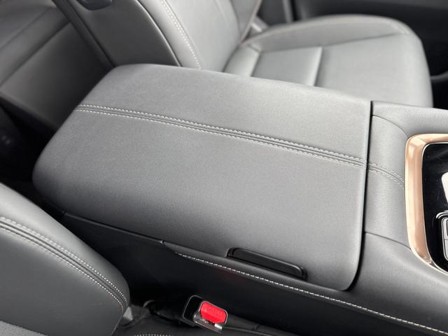 センターコンソールＢＯＸもあり沢山の収納が可能です☆彡
