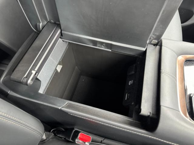 センターコンソールＢＯＸもあり沢山の収納が可能です☆彡