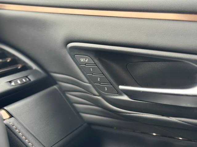 運転席には多機能のボタンが付いています☆彡