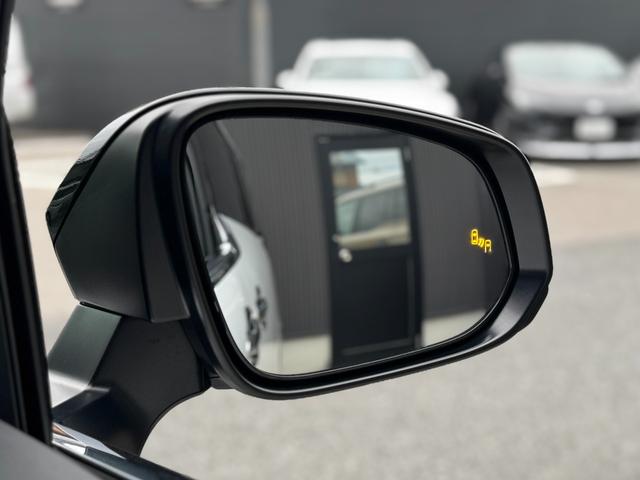 走行中に後側方レーダーセンサーにより隣の車線を走行する車両をレーダーで検知し、死角エリアに車両があればドアミラーインジケーターが点灯してドライバーに検知を知らせてくれます☆彡