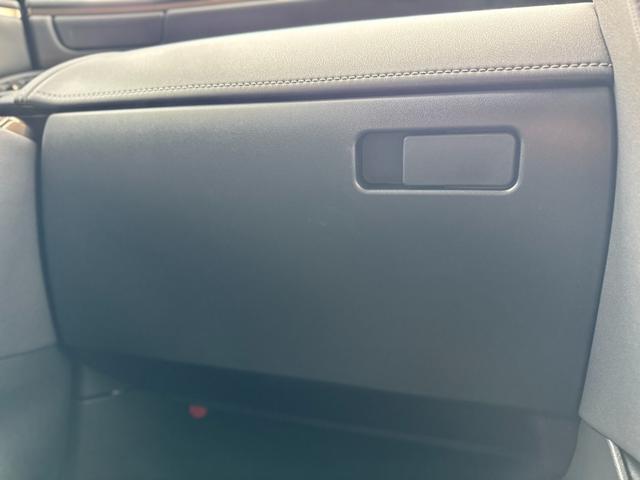 グローブボックスには沢山の収納が可能です☆彡