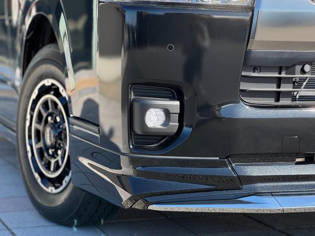 ハイエースバン ロングスーパーＧＬ　ダークプライムＳ　モデリスタエアロ（Ｆ／Ｓ／Ｒ）　社外１５インチＡＷ　パノラミックビューモニター　デジタルインナーミラー　寒冷地仕様　スカッフプレート　両側パワースライドドア　黒ハーフレザーシート　ＬＥＤヘッドライト（25枚目）