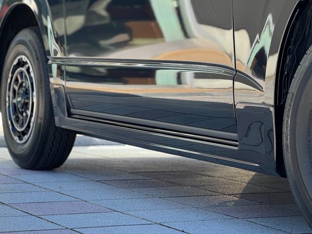 ハイエースバン ロングスーパーＧＬ　ダークプライムＳ　モデリスタエアロ（Ｆ／Ｓ／Ｒ）　社外１５インチＡＷ　パノラミックビューモニター　デジタルインナーミラー　寒冷地仕様　スカッフプレート　両側パワースライドドア　黒ハーフレザーシート　ＬＥＤヘッドライト（30枚目）