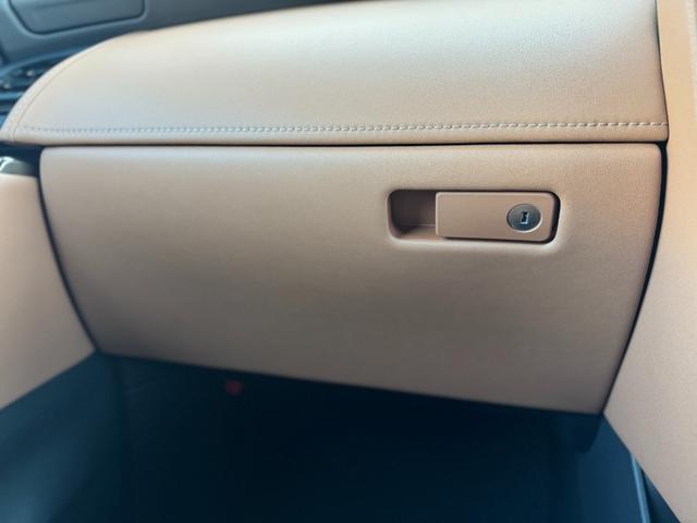 グローブボックスには沢山の収納が可能です☆彡