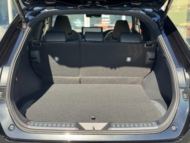 ハリアーハイブリッド Ｚ　レザーパッケージ・ナイトシェード　調光パノラマルーフ　アクセサリーコンセント　純正１９インチＡＷブラック塗装　ＪＢＬプレミアムサウンドデジタルインナーミラー　１２．３インチディスプレイ　パノラミックビューモニター　置くだけ充電　ＥＴＣ（49枚目）