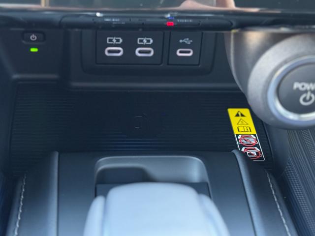 ハリアーハイブリッド Ｚ　レザーパッケージ・ナイトシェード　調光パノラマルーフ　アクセサリーコンセント　純正１９インチＡＷブラック塗装　ＪＢＬプレミアムサウンドデジタルインナーミラー　１２．３インチディスプレイ　パノラミックビューモニター　置くだけ充電　ＥＴＣ（61枚目）