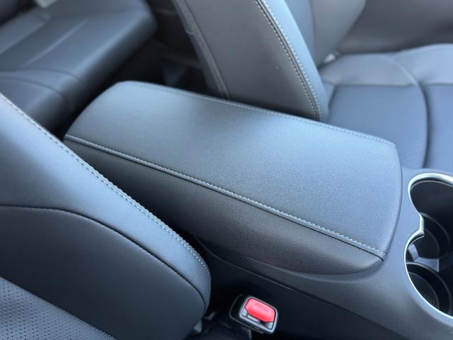 ハリアーハイブリッド Ｚ　レザーパッケージ・ナイトシェード　調光パノラマルーフ　アクセサリーコンセント　純正１９インチＡＷブラック塗装　ＪＢＬプレミアムサウンドデジタルインナーミラー　１２．３インチディスプレイ　パノラミックビューモニター　置くだけ充電　ＥＴＣ（64枚目）