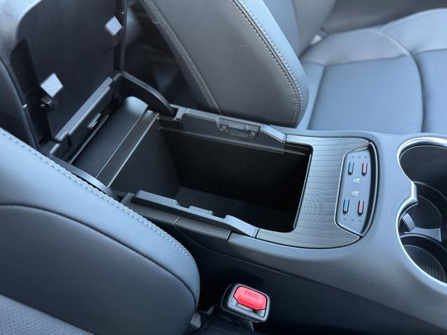 ハリアーハイブリッド Ｚ　レザーパッケージ・ナイトシェード　調光パノラマルーフ　アクセサリーコンセント　純正１９インチＡＷブラック塗装　ＪＢＬプレミアムサウンドデジタルインナーミラー　１２．３インチディスプレイ　パノラミックビューモニター　置くだけ充電　ＥＴＣ（65枚目）