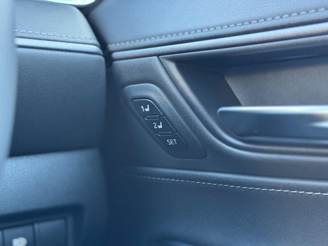 ハリアーハイブリッド Ｚ　レザーパッケージ・ナイトシェード　調光パノラマルーフ　アクセサリーコンセント　純正１９インチＡＷブラック塗装　ＪＢＬプレミアムサウンドデジタルインナーミラー　１２．３インチディスプレイ　パノラミックビューモニター　置くだけ充電　ＥＴＣ（73枚目）