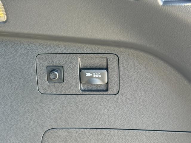 ハリアーハイブリッド Ｚ　レザーパッケージ・ナイトシェード　調光パノラマルーフ　アクセサリーコンセント　純正１９インチＡＷブラック塗装　ＪＢＬプレミアムサウンドデジタルインナーミラー　１２．３インチディスプレイ　パノラミックビューモニター　置くだけ充電　ＥＴＣ（79枚目）