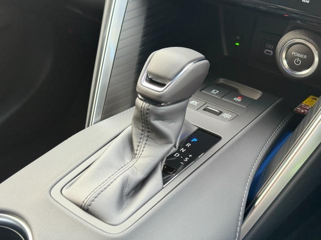 ハリアーハイブリッド Ｚ　レザーパッケージ・ナイトシェード　調光パノラマルーフ　アクセサリーコンセント　純正１９インチＡＷブラック塗装　ＪＢＬプレミアムサウンドデジタルインナーミラー　１２．３インチディスプレイ　パノラミックビューモニター　置くだけ充電　ＥＴＣ（62枚目）