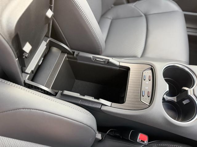 ハリアーハイブリッド Ｚ　レザーパッケージ・ナイトシェード　調光パノラマルーフ　アクセサリーコンセント　純正１９インチＡＷブラック塗装　ＪＢＬプレミアムサウンドデジタルインナーミラー　１２．３インチディスプレイ　パノラミックビューモニター　置くだけ充電　ＥＴＣ（65枚目）