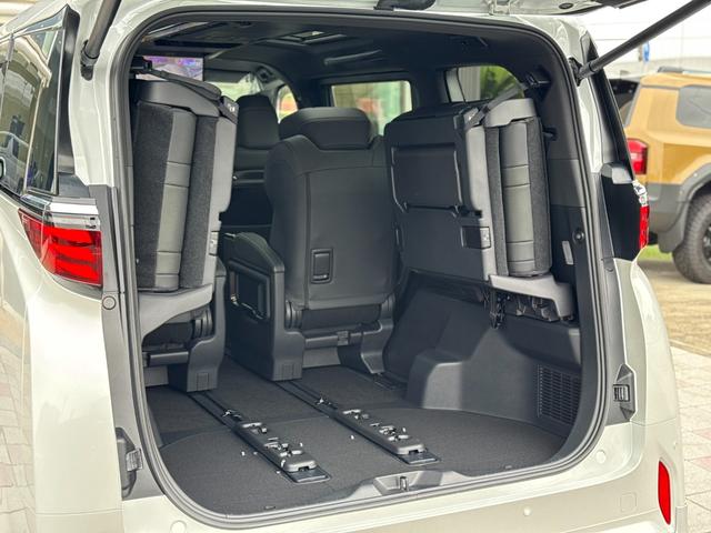 アルファード Ｚ　モデリスタ（Ｆ／Ｓ／Ｒ）　１３．２型後席モニター　左右独立ムーンルーフ　デジタルインナーミラー　トヨタチームメイト　カラーヘッドアップディスプレイ　寒冷地仕様　１４インチディスプレイ　パノラマビュー（40枚目）