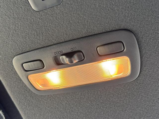 ハイエースバン ロングスーパーＧＬ　ダークプライムＳ　４ＷＤ　純正７インチナビ　パノラミックビューモニター　デジタルインナーミラー　寒冷地仕様　ＥＴＣ　黒ハーフレザーシート　両側パワースライドドア　純正１５インチスチールホイール　ＬＥＤヘッドライト（56枚目）