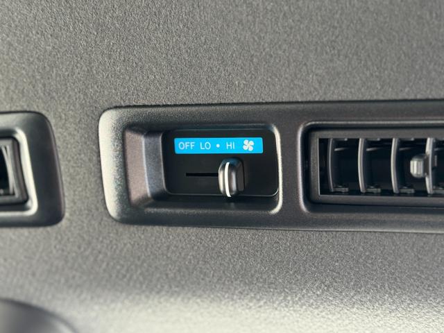 ハイエースバン ロングスーパーＧＬ　ダークプライムＳ　４ＷＤ　純正７インチナビ　パノラミックビューモニター　デジタルインナーミラー　寒冷地仕様　ＥＴＣ　黒ハーフレザーシート　両側パワースライドドア　純正１５インチスチールホイール　ＬＥＤヘッドライト（78枚目）