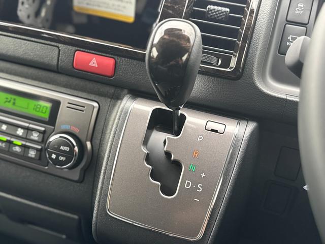 ハイエースバン ロングスーパーGL ダークプライムS パノラミックビューモニター デジタルインナーミラー 両側パワースライドドア LEDヘッド・フォグライト 黒ハーフレザーシート 純正15インチスチールホイール アクセサリーコンセント スマートキー(51枚目)