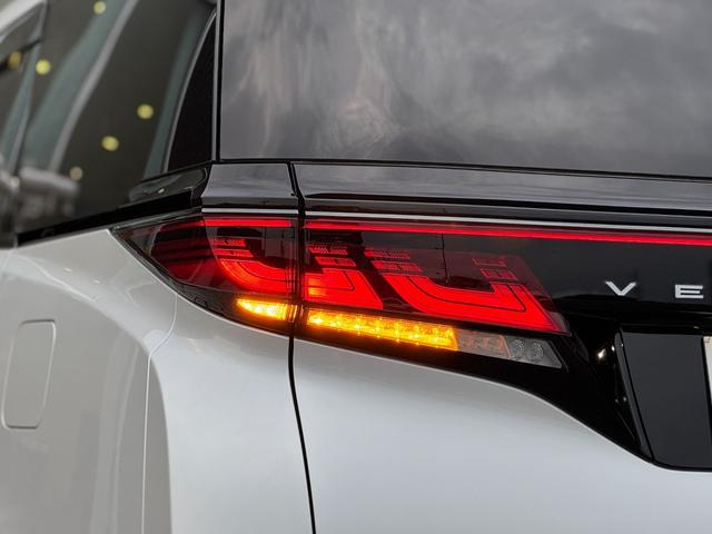 ヴェルファイアハイブリッド Ｚ　プレミア　１３．２型有機ＥＬ後席モニター　デジタルインナーミラー　左右独立ムーンルーフ　トヨタチームメイトアドバンストパーク　カラーヘッドアップディスプレイ　パノラミックビューモニター　ブラインドスポットモニタ（42枚目）