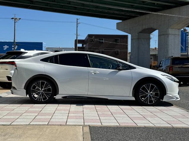 プリウス Ｚ　モデリスタエアロ（Ｆ／Ｓ／Ｒ）　パノラマルーフ　デジタルインナーミラー　寒冷地仕様　１２．３インチディスプレイオーディオ　パノラミックビューモニター　ブラインドスポットモニター　純正１９インチＡＷ（6枚目）