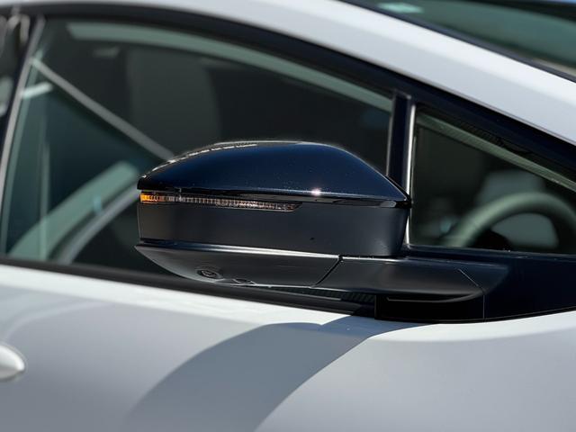 プリウス Ｚ　モデリスタエアロ（Ｆ／Ｓ／Ｒ）　パノラマルーフ　デジタルインナーミラー　寒冷地仕様　１２．３インチディスプレイオーディオ　パノラミックビューモニター　ブラインドスポットモニター　純正１９インチＡＷ（28枚目）