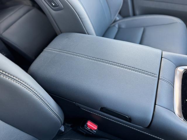 センターコンソールＢＯＸもあり沢山の収納が可能です☆彡