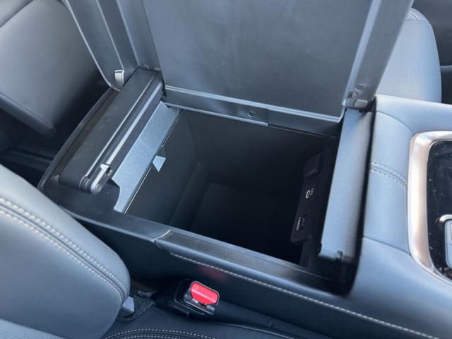 センターコンソールＢＯＸもあり沢山の収納が可能です☆彡
