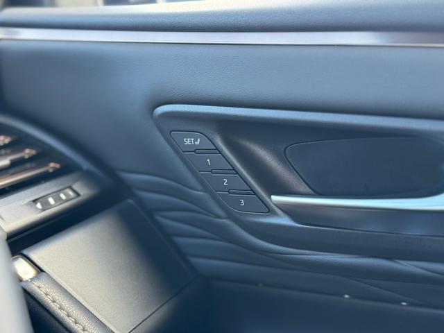 運転席には多機能のボタンが付いています☆彡