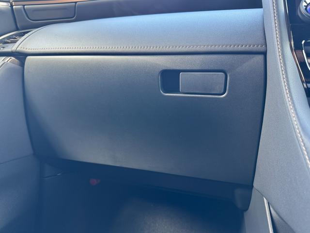 グローブボックスには沢山の収納が可能です☆彡