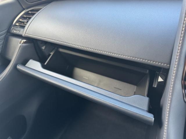 グローブボックスには沢山の収納が可能です☆彡
