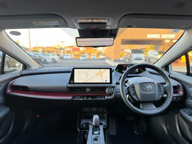 プリウス Ｚ　ＧＲエアロ（Ｆ／Ｒ）　デジタルインナーミラー　赤レザー　ドライブレコーダー　１２．３インチディスプレイ　パノラミックビューモニター　ブラインドスポットモニター　トヨタチームメイトアドバンストパーク（8枚目）