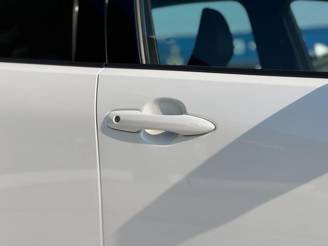 プリウス Ｚ　ＧＲエアロ（Ｆ／Ｒ）　デジタルインナーミラー　赤レザー　ドライブレコーダー　１２．３インチディスプレイ　パノラミックビューモニター　ブラインドスポットモニター　トヨタチームメイトアドバンストパーク（26枚目）