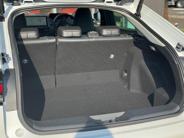 プリウス Ｚ　ＧＲエアロ（Ｆ／Ｒ）　デジタルインナーミラー　赤レザー　ドライブレコーダー　１２．３インチディスプレイ　パノラミックビューモニター　ブラインドスポットモニター　トヨタチームメイトアドバンストパーク（35枚目）