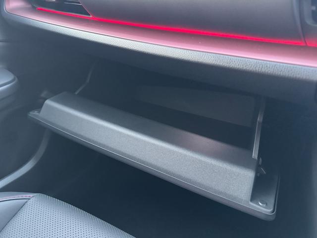 プリウス Ｚ　ＧＲエアロ（Ｆ／Ｒ）　デジタルインナーミラー　赤レザー　ドライブレコーダー　１２．３インチディスプレイ　パノラミックビューモニター　ブラインドスポットモニター　トヨタチームメイトアドバンストパーク（77枚目）